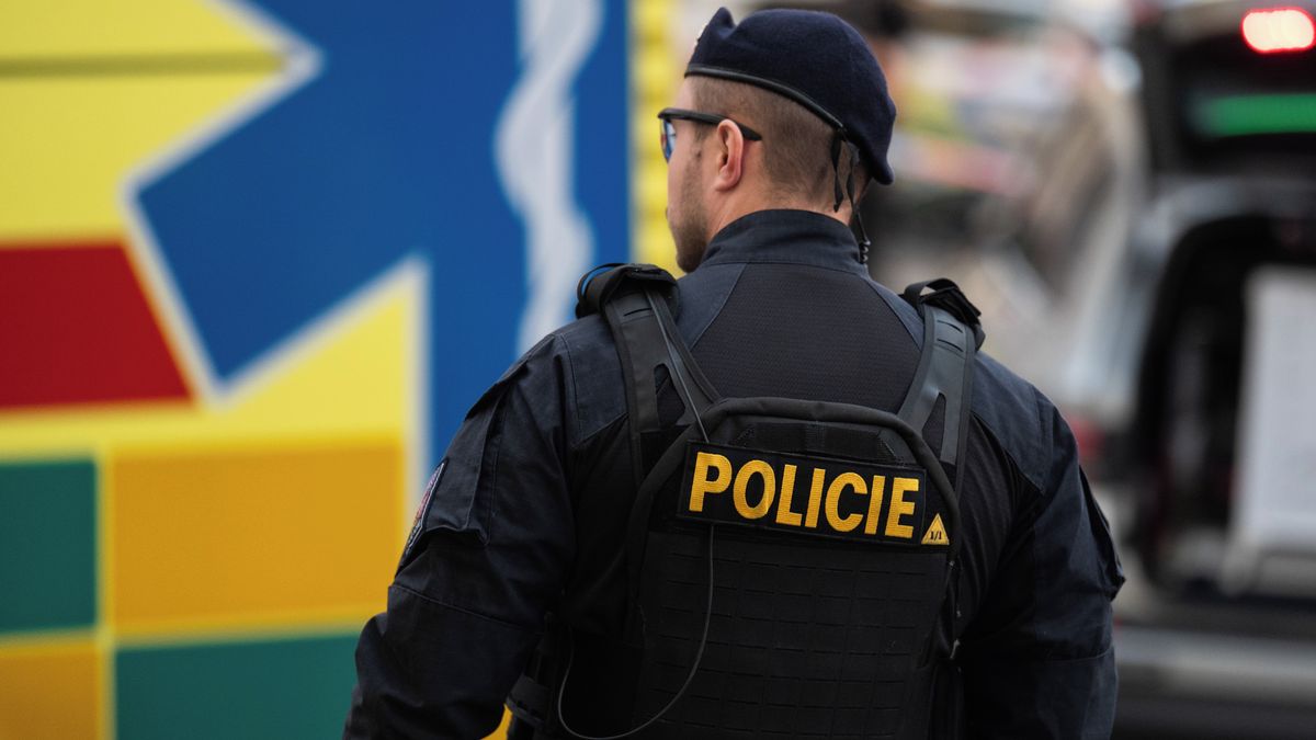 Učitel volal, že se na škole střílí. Policie případ odložila, byl nepříčetný